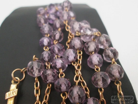 Rosary. 18 karat yellow gold and faceted amethyst-colored glass. 1950's. Spain