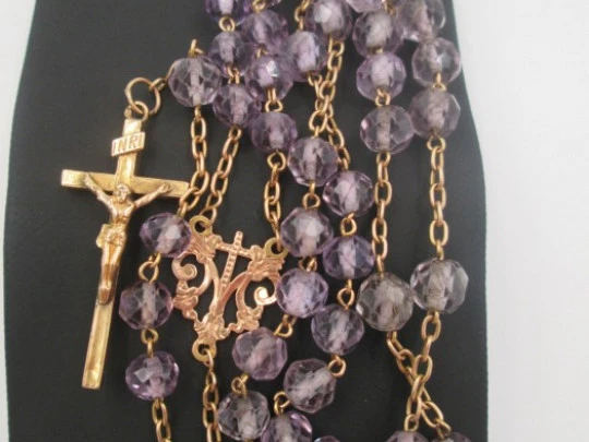 Rosary. 18 karat yellow gold and faceted amethyst-colored glass. 1950's. Spain