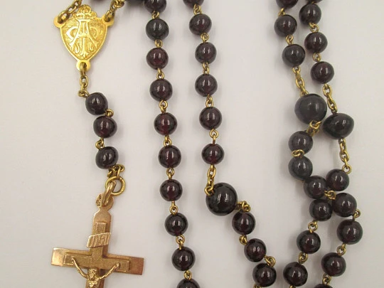 Rosary. 18 karat yellow gold and garnets. 1950's. Spain