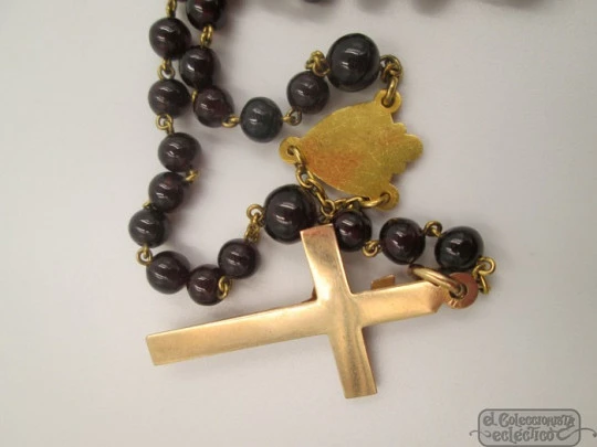 Rosary. 18 karat yellow gold and garnets. 1950's. Spain