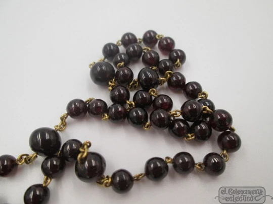 Rosary. 18 karat yellow gold and garnets. 1950's. Spain