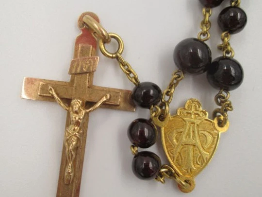 Rosary. 18 karat yellow gold and garnets. 1950's. Spain