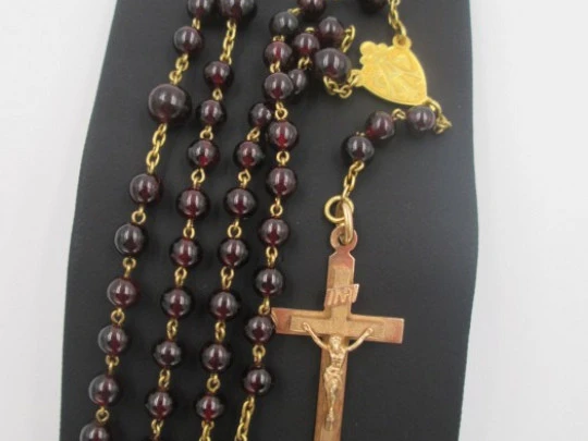 Rosary. 18 karat yellow gold and garnets. 1950's. Spain