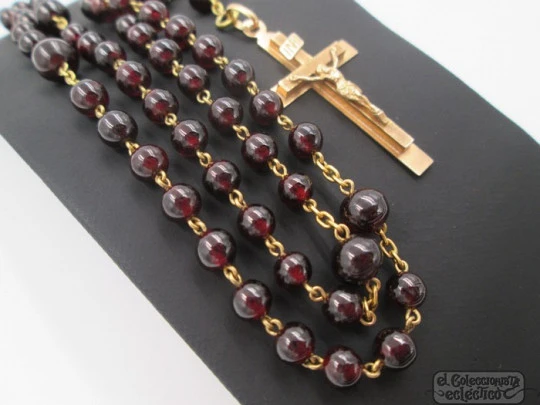 Rosary. 18 karat yellow gold and garnets. 1950's. Spain