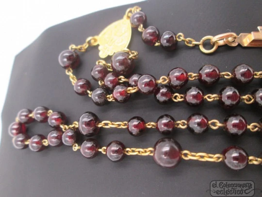 Rosary. 18 karat yellow gold and garnets. 1950's. Spain