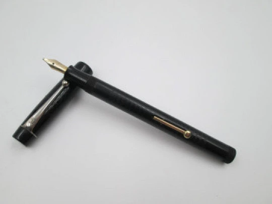 Royal. Ebonita negra decorada y metal bitono. Plumín oro 14k. Palanca. EEUU. 1920