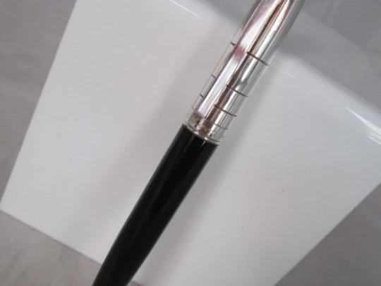S. T. Dupont Paris. Platinum plated and black resin. Linear pattern. Twist system. Box. 1990's