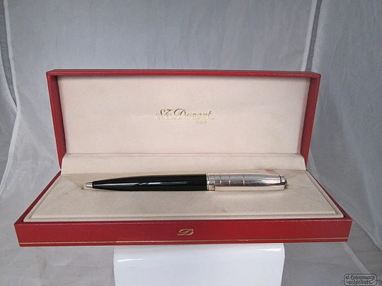 S. T. Dupont Paris. Platinum plated and black resin. Linear pattern. Twist system. Box. 1990's