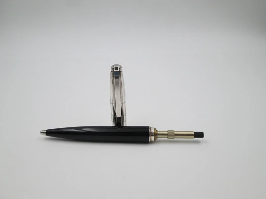 S. T. Dupont París. Resina negra y metal platinado. Rotatorio. Patrón lineal. 1990