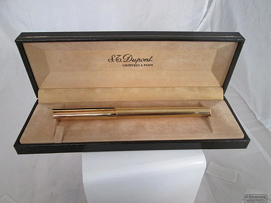 S. T. Dupont. Metal chapado oro. Clip laca negra. 2000. Oro 18K. Caja