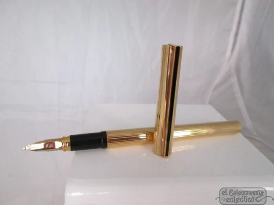 S. T. Dupont. Metal chapado oro. Clip laca negra. 2000. Oro 18K. Caja