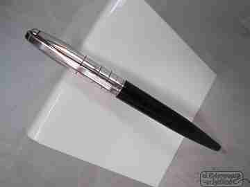 S. T. Dupont. Metal platinado y resina negra. Caja. Años 90. Recambio