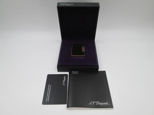 S.T. Dupont butane lighter. Bitone chinese lacquer and gold plated. Box. 1990's. France
