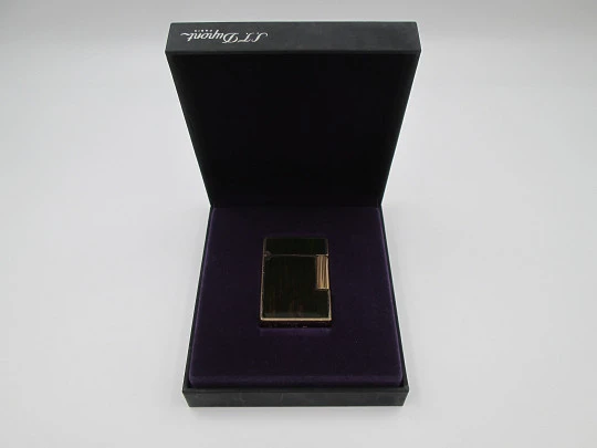 S.T. Dupont butane lighter. Bitone chinese lacquer and gold plated. Box. 1990's. France S.T. Dupont butane lighter. Bitone chinese lacquer and gold plated. Box. 1990's. France