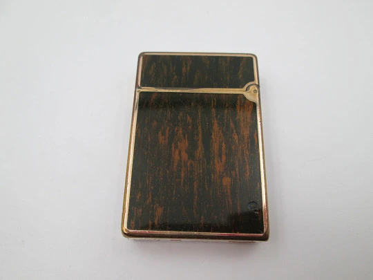 S.T. Dupont butane lighter. Bitone chinese lacquer and gold plated. Box. 1990's. France S.T. Dupont butane lighter. Bitone chinese lacquer and gold plated. Box. 1990's. France
