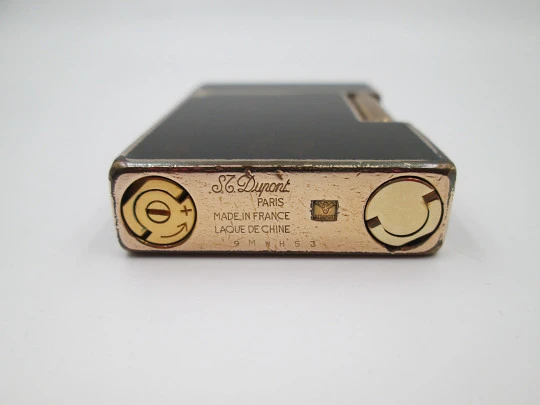 S.T. Dupont butane lighter. Bitone chinese lacquer and gold plated. Box. 1990's. France S.T. Dupont butane lighter. Bitone chinese lacquer and gold plated. Box. 1990's. France