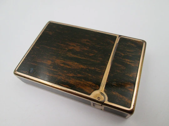 S.T. Dupont butane lighter. Bitone chinese lacquer and gold plated. Box. 1990's. France S.T. Dupont butane lighter. Bitone chinese lacquer and gold plated. Box. 1990's. France