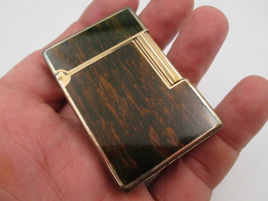 S.T. Dupont butane lighter. Bitone chinese lacquer and gold plated. Box. 1990's. France S.T. Dupont butane lighter. Bitone chinese lacquer and gold plated. Box. 1990's. France