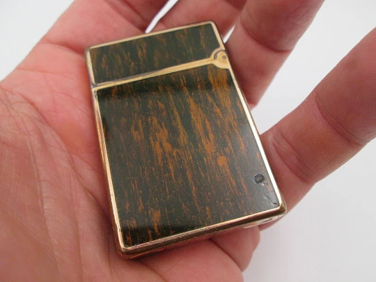S.T. Dupont butane lighter. Bitone chinese lacquer and gold plated. Box. 1990's. France S.T. Dupont butane lighter. Bitone chinese lacquer and gold plated. Box. 1990's. France