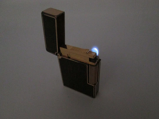 S.T. Dupont butane lighter. Bitone chinese lacquer and gold plated. Box. 1990's. France S.T. Dupont butane lighter. Bitone chinese lacquer and gold plated. Box. 1990's. France