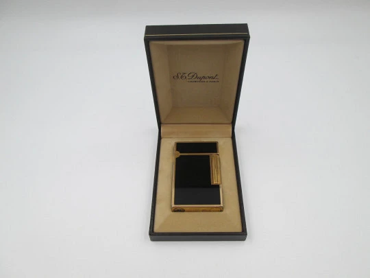 S.T. Dupont butane lighter. Gold plated and black chinese lacquer. Box. France. 1990's S.T. Dupont butane lighter. Gold plated and black chinese lacquer. Box. France. 1990's