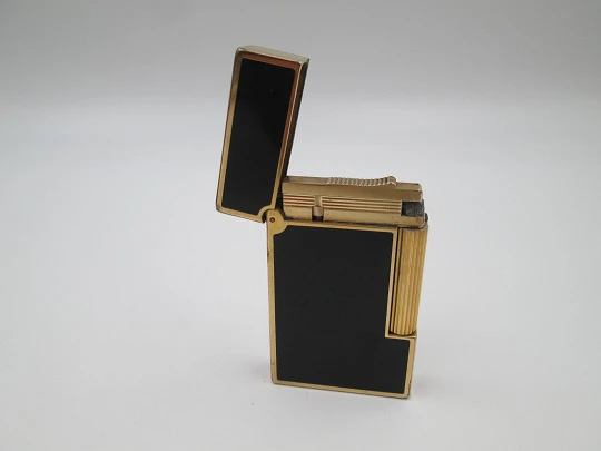 S.T. Dupont butane lighter. Gold plated and black chinese lacquer. Box. France. 1990's S.T. Dupont butane lighter. Gold plated and black chinese lacquer. Box. France. 1990's