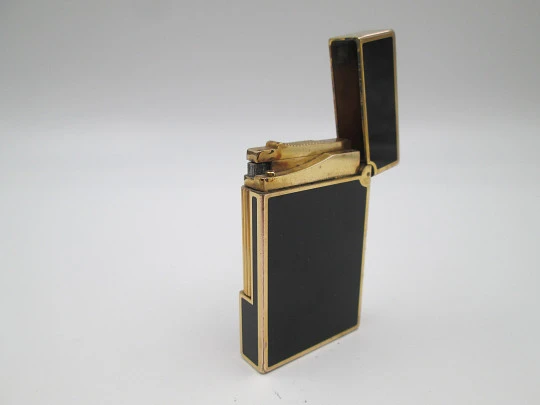 S.T. Dupont butane lighter. Gold plated and black chinese lacquer. Box. France. 1990's S.T. Dupont butane lighter. Gold plated and black chinese lacquer. Box. France. 1990's