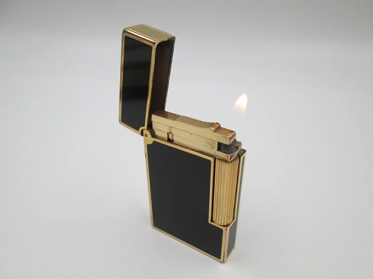 S.T. Dupont butane lighter. Gold plated and black chinese lacquer. Box. France. 1990's S.T. Dupont butane lighter. Gold plated and black chinese lacquer. Box. France. 1990's