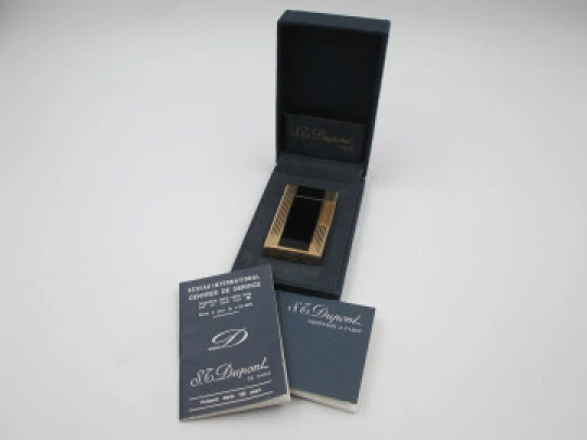 S.T. Dupont gas lighter. Black chinese lacquer & gold plated. 1980's. Original box. France