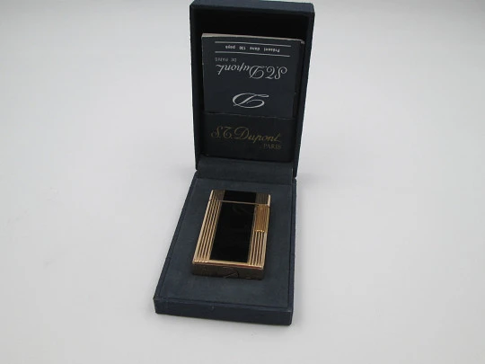 S.T. Dupont gas lighter. Black chinese lacquer & gold plated. 1980's. Original box. France