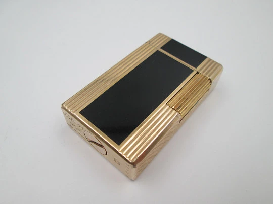 S.T. Dupont gas lighter. Black chinese lacquer & gold plated. 1980's. Original box. France