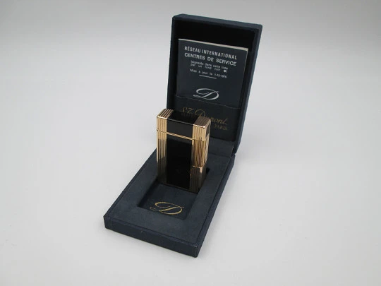 S.T. Dupont gas lighter. Black chinese lacquer & gold plated. 1980's. Original box. France