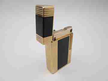 S.T. Dupont gas lighter. Black chinese lacquer & gold plated. 1980's. Original box. France