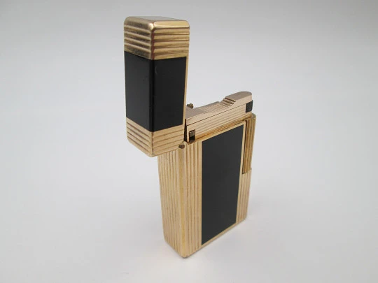 S.T. Dupont gas lighter. Black chinese lacquer & gold plated. 1980's. Original box. France