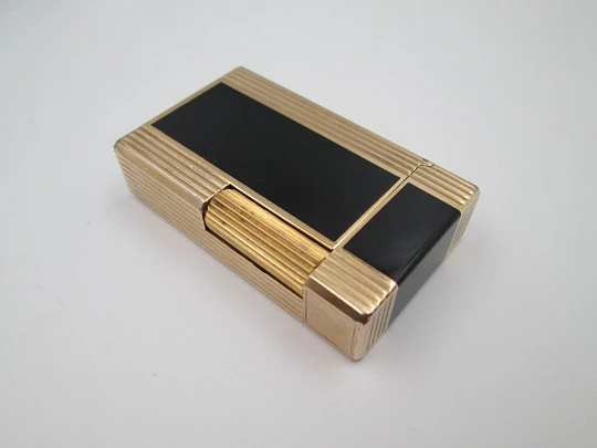 S.T. Dupont gas lighter. Black chinese lacquer & gold plated. 1980's. Original box. France