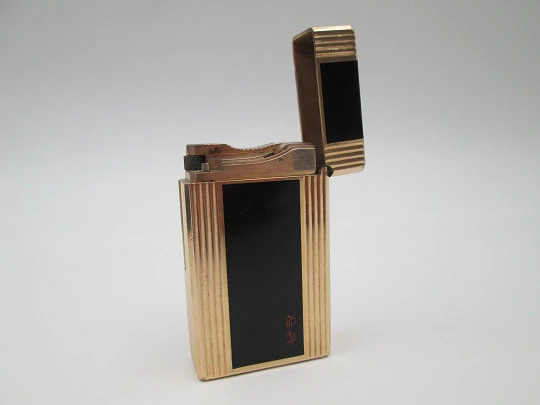 S.T. Dupont gas lighter. Black chinese lacquer & gold plated. 1980's. Original box. France