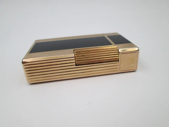 S.T. Dupont gas lighter. Black chinese lacquer & gold plated. 1980's. Original box. France