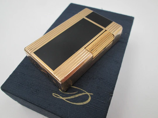 S.T. Dupont gas lighter. Black chinese lacquer & gold plated. 1980's. Original box. France