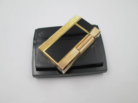 S.T. Dupont gas lighter. Chinese lacquer and gold plated. 1990's. France