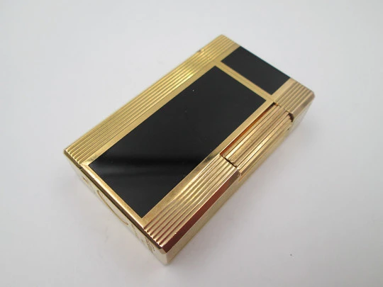 S.T. Dupont gas lighter. Chinese lacquer and gold plated. 1990's. France