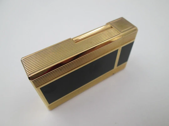 S.T. Dupont gas lighter. Chinese lacquer and gold plated. 1990's. France