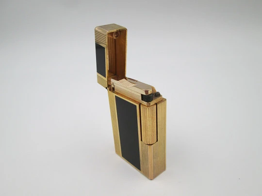 S.T. Dupont gas lighter. Chinese lacquer and gold plated. 1990's. France