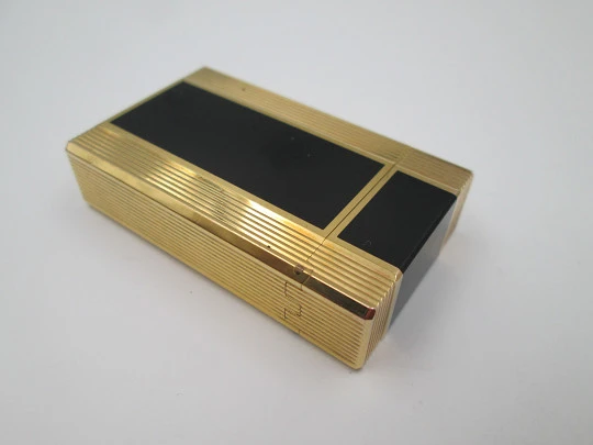 S.T. Dupont gas lighter. Chinese lacquer and gold plated. 1990's. France