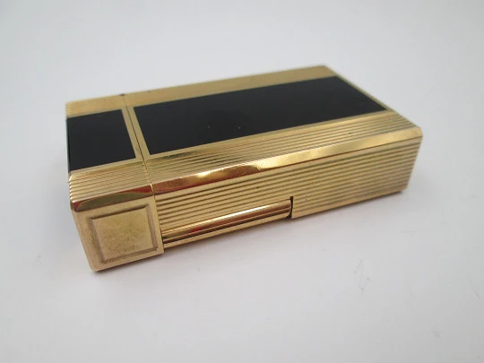 S.T. Dupont gas lighter. Chinese lacquer and gold plated. 1990's. France