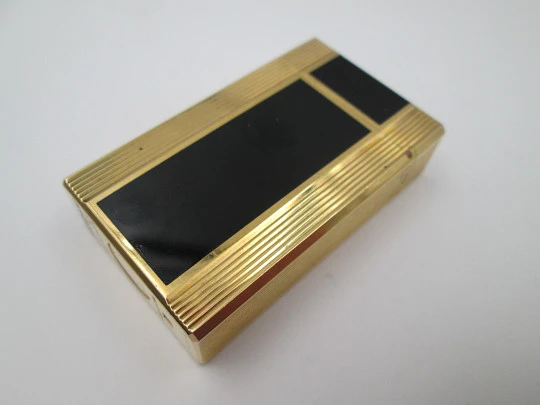 S.T. Dupont gas lighter. Chinese lacquer and gold plated. 1990's. France