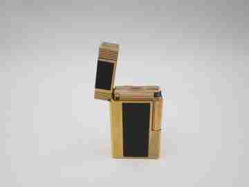 S.T. Dupont gas lighter. Chinese lacquer and gold plated. 1990's. France