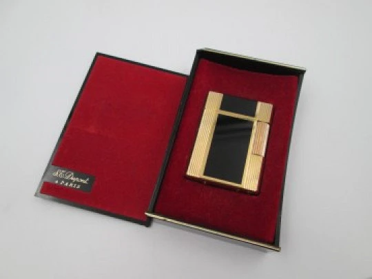 S.T. Dupont gas lighter. Chinese lacquer & gold plated. 1990's. Original box. France