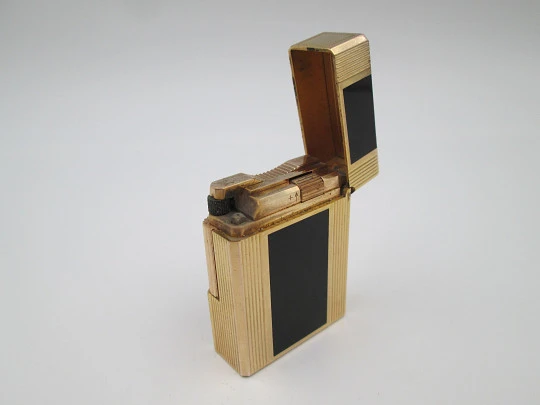 S.T. Dupont gas lighter. Chinese lacquer & gold plated. 1990's. Original box. France