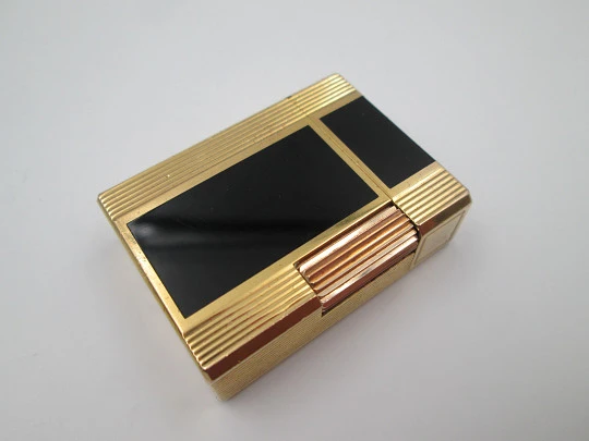 S.T. Dupont gas lighter. Chinese lacquer & gold plated. 1990's. Original box. France