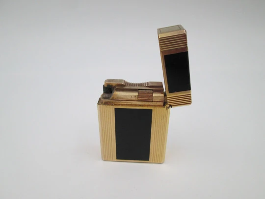 S.T. Dupont gas lighter. Chinese lacquer & gold plated. 1990's. Original box. France